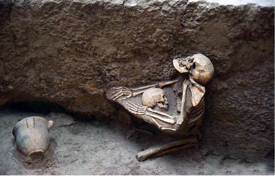 عشق جاودان مادری از ۴۰۰۰ سال پیش تاکنون/ این مادر در حدود چهار هزار سال پیش در مقابله با زلزله ای شدید فرزندش را به آغوش کشید اما هردو زیر آوار مدفون شد